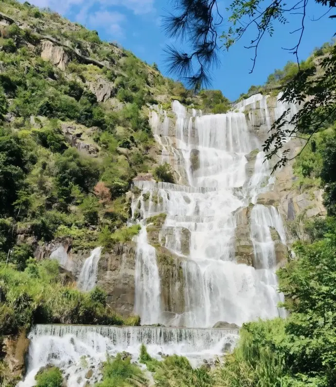 Xiangshuitan Waterfall at Tiantai Mountain, a powerful river cascade in Sichuan’s forest valley.