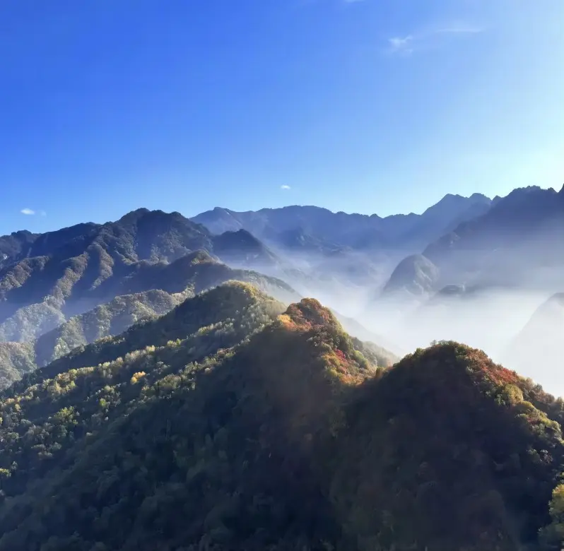 Sea of clouds at the summit of Cuihua Mountain in the Qinling Mountains, offering panoramic mountain views