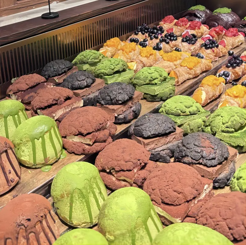 Creative fruit teas at LELECHA in Shanghai, seasonal flavors topped with cheese foam, popular milk tea drinks