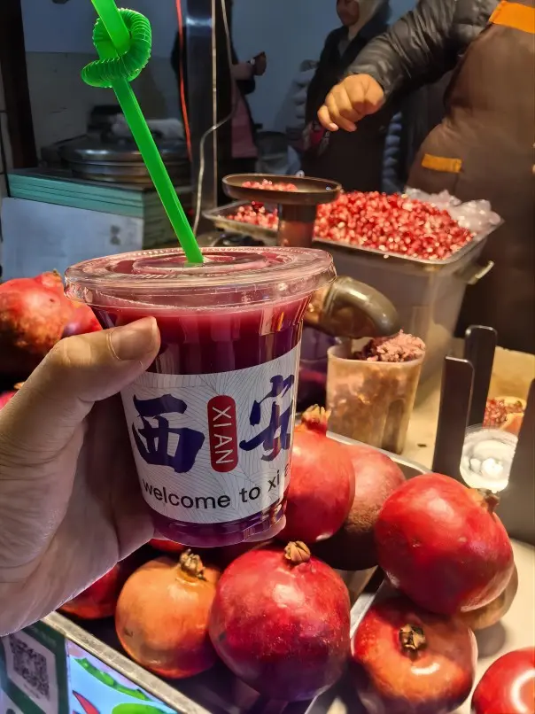 Freshly pressed pomegranate juice sold on the street, a refreshing and trendy drink in Xi’an