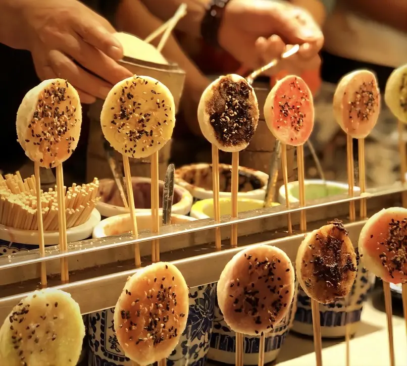 Street vendor selling Jinggao, a classic Xi’an traditional snack
