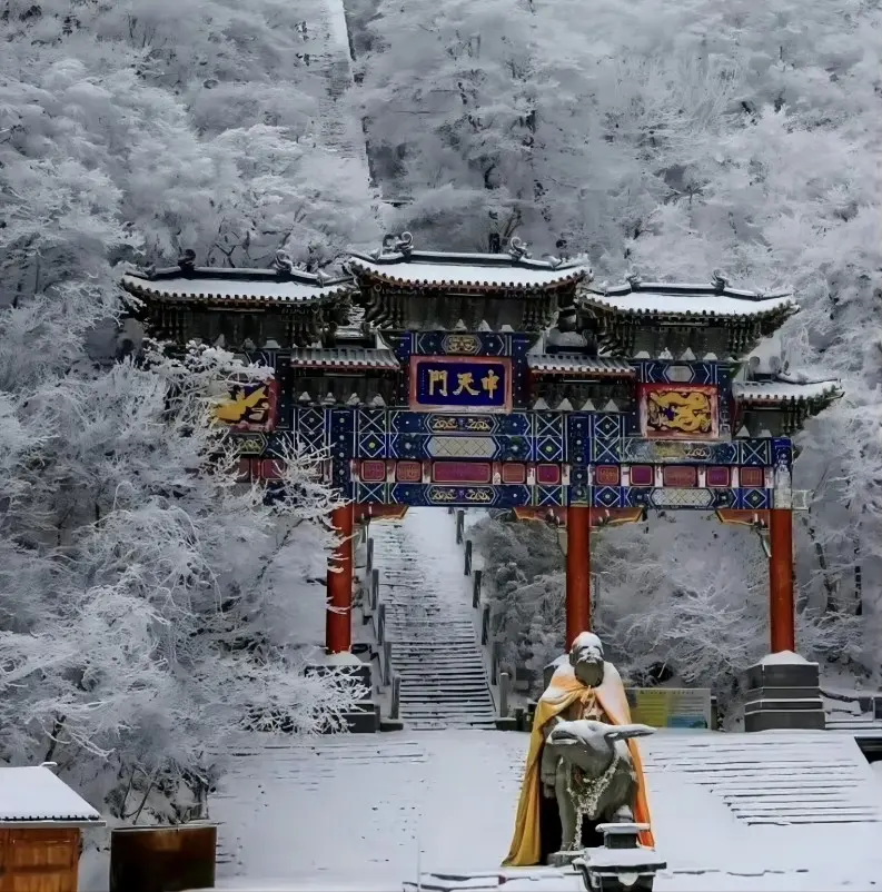 Zhongtian Gate on Zhongnan Mountain, a key landmark along the hiking route