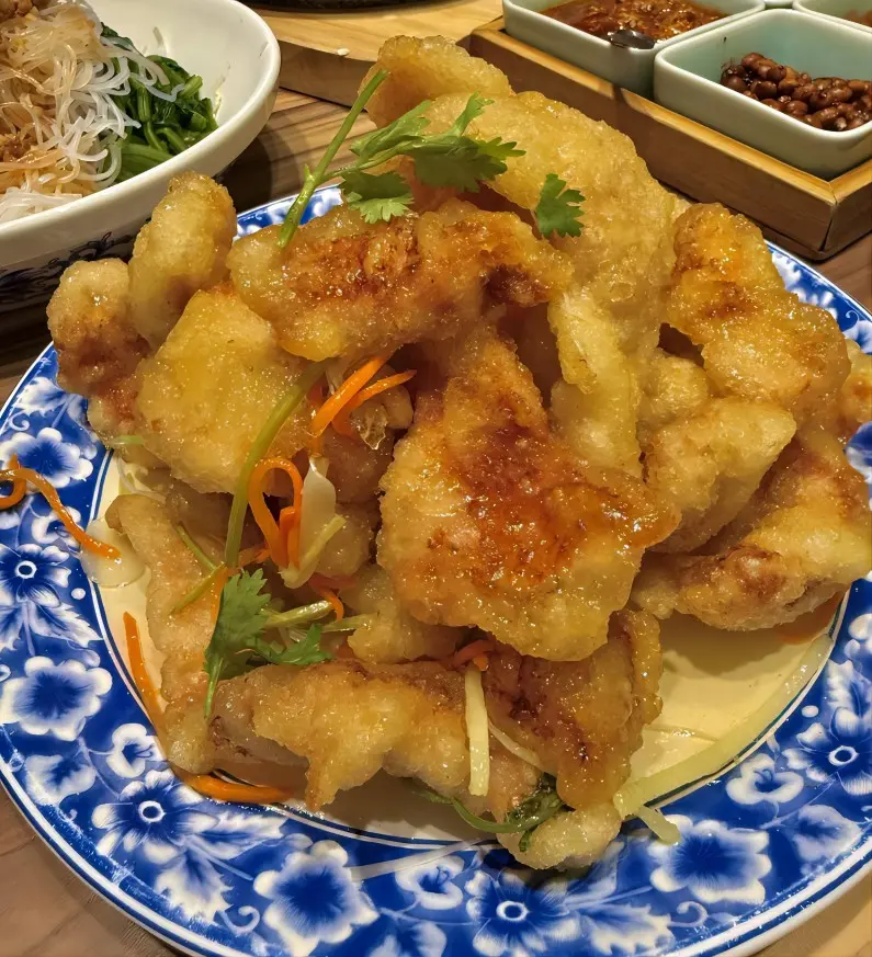 Guobaorou crispy sweet and sour pork, a classic Harbin dish