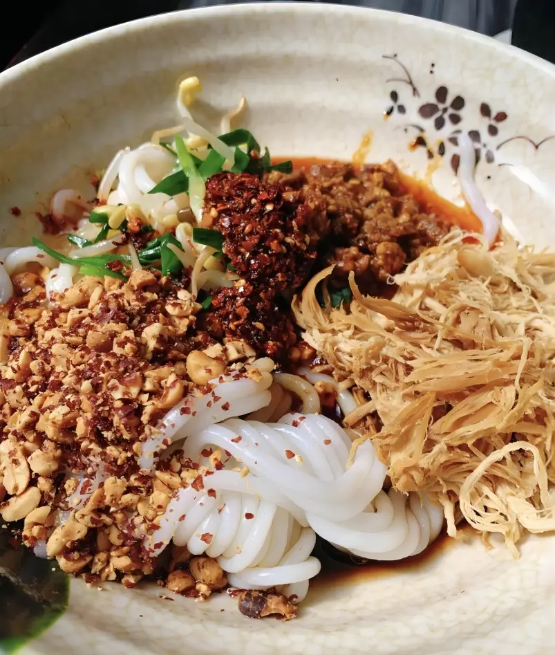 Xi’an cold rice noodles (liangpi) served with chili oil, vinegar, and garlic, a refreshing local street food dish