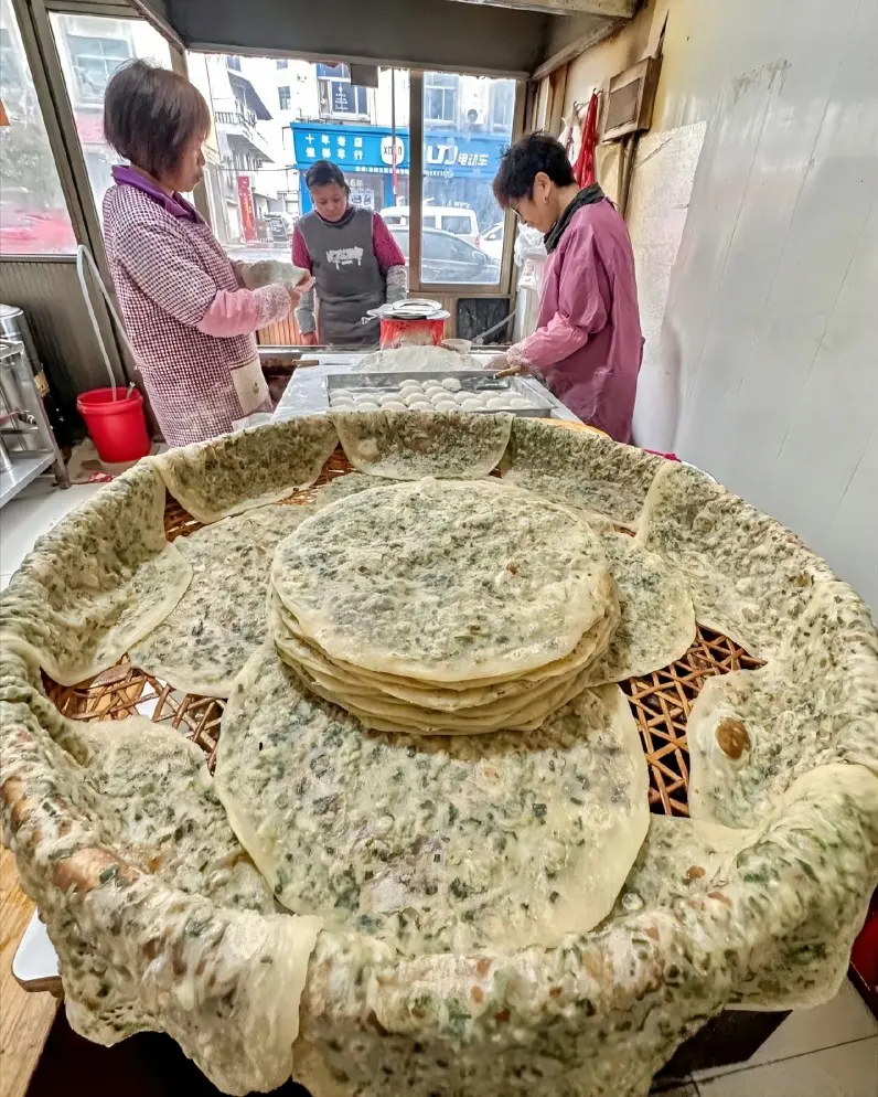 Yiwu Donghe Meat Pie, a famous local delicacy with crispy crust and tender filling.