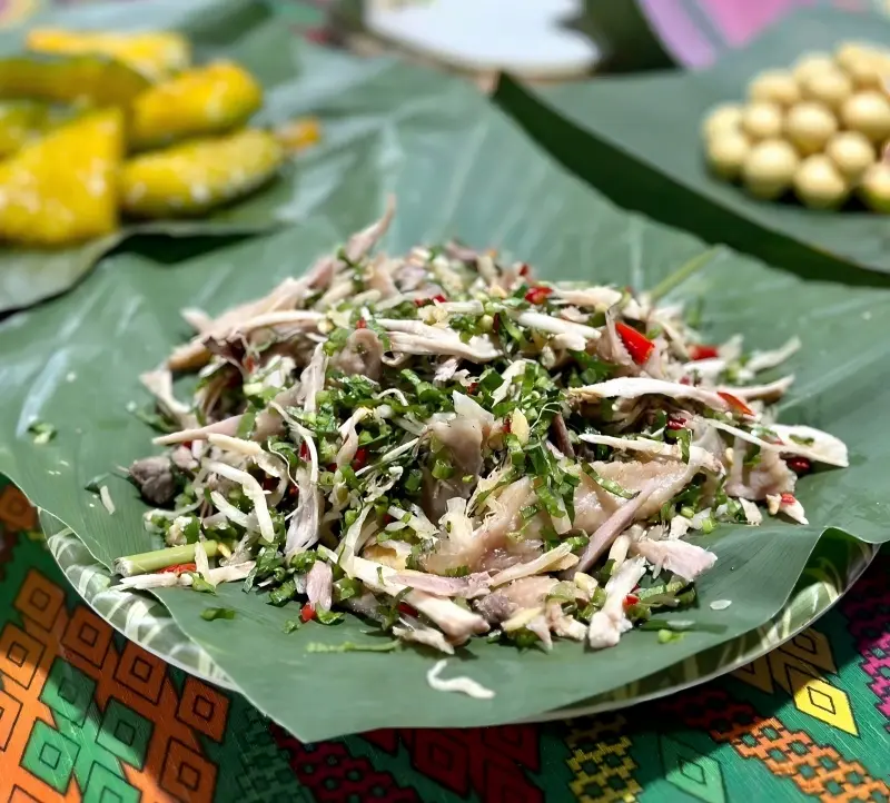 Jingpo ghost chicken in Mangshi, a spicy and sour shredded chicken salad.