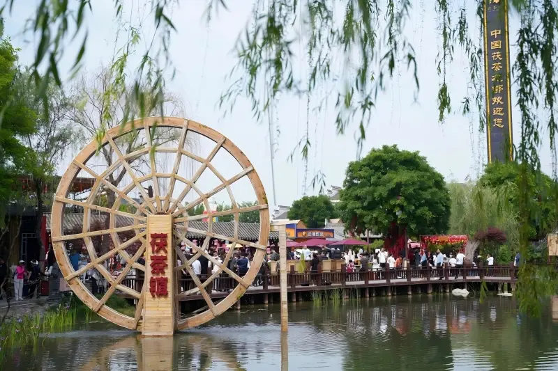 Scenic water view in Fucha Town, Xi'an surrounded by traditional village
