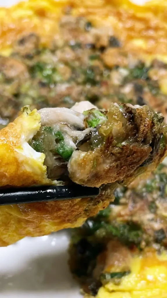Xiamen-style oyster omelet with fresh oysters and crispy batter