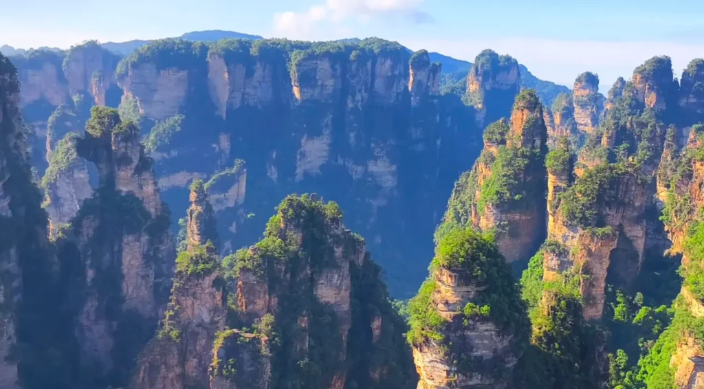 Panoramic panoramic view of the floating sandstone peak forest seen from Mihun Terrace (Enchanting Terrace) in Yuanjiajie.