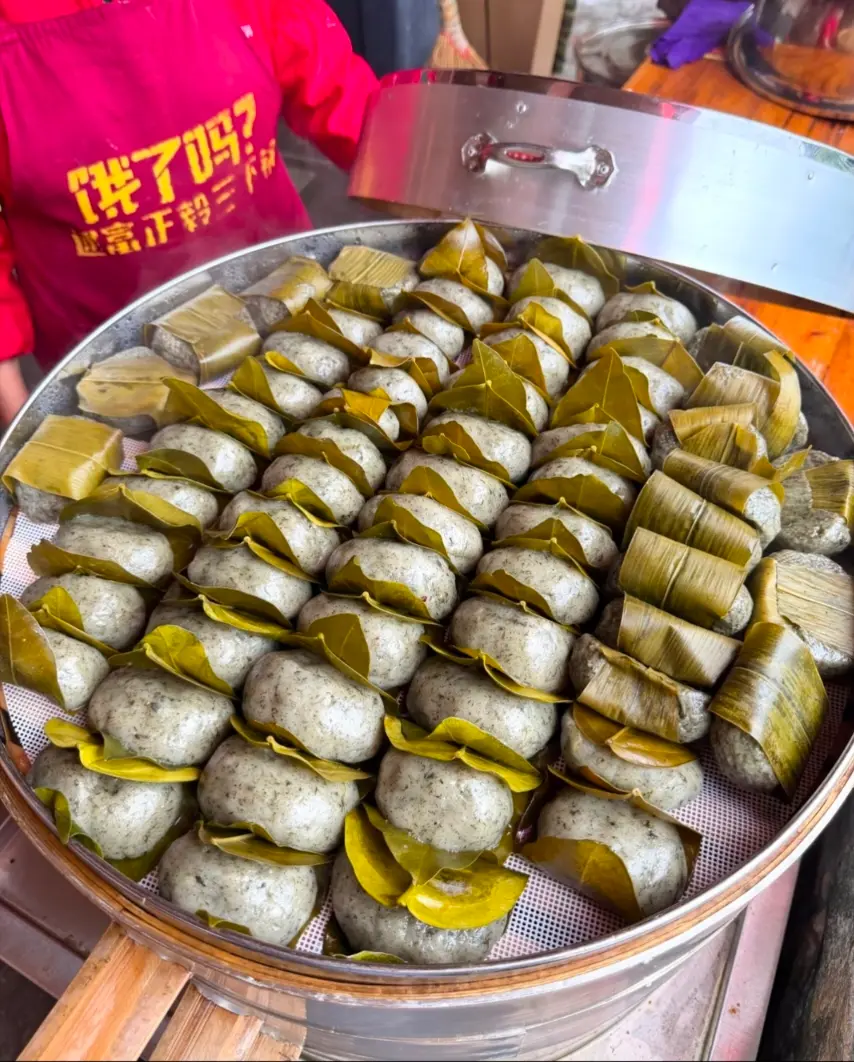 Close-up of freshly pan-fried mugwort rice cakes (Gaozi Baba), a traditional fragrant green rice snack in Zhangjiajie.