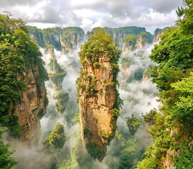 The floating Avatar Hallelujah Mountain (Southern Sky Pillar) in Yuanjiajie, a must-see spot in this Zhangjiajie travel guide